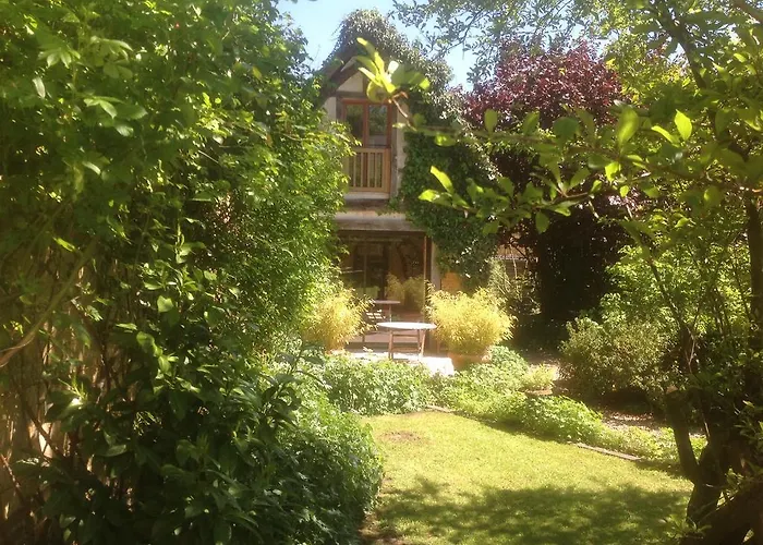 Au Fond Du Jardin Maison D'Hotes