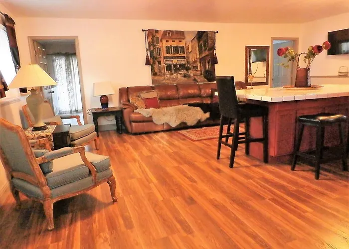 New Charming 2 Bedrooms Unit Close To Everything