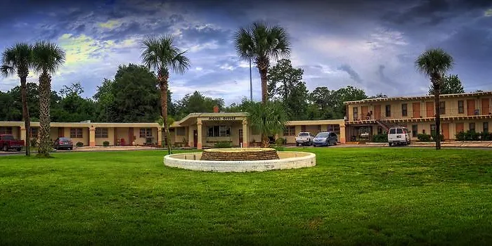 Nassau Holiday Motel
