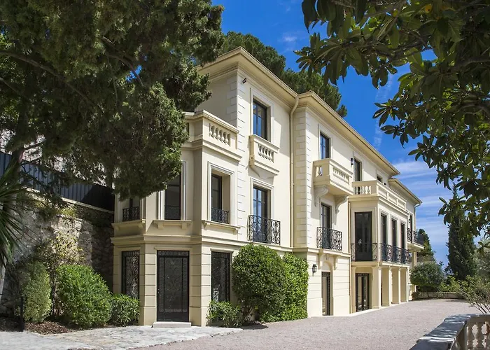 Luxurious Villa Overlooking Monaco