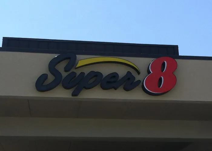 Super 8 By Wyndham Calhoun