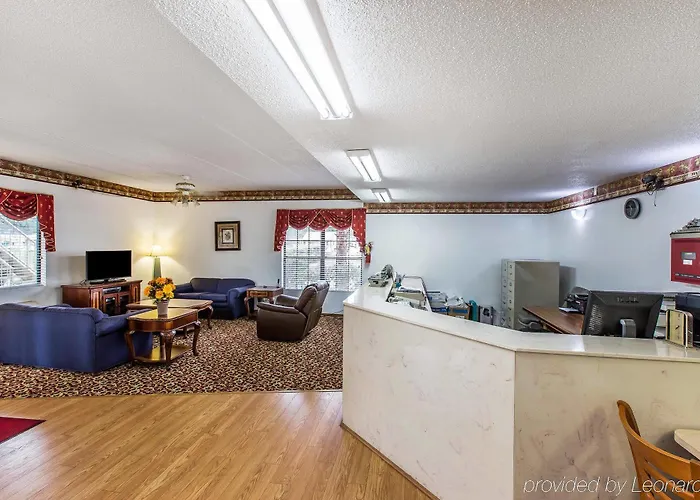 Econo Lodge Inn & Suites