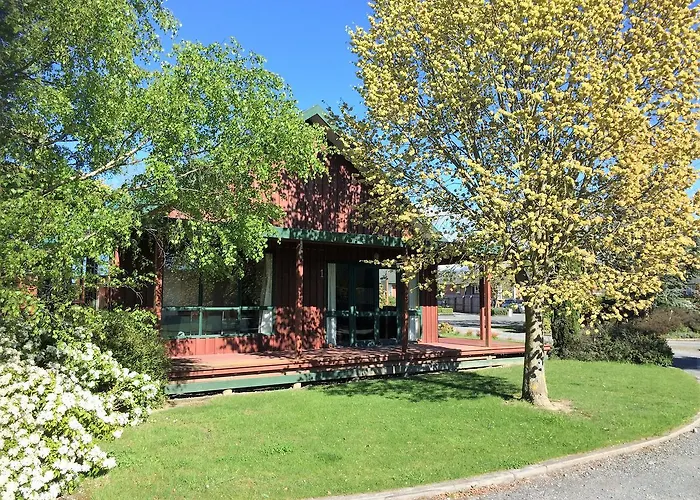 Cedar Chalets And Barkers Lodge