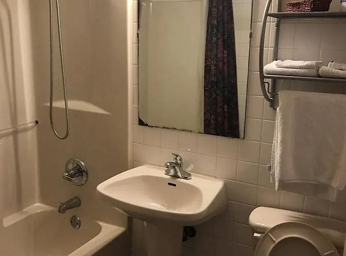 Hwy Express Inn & Suites