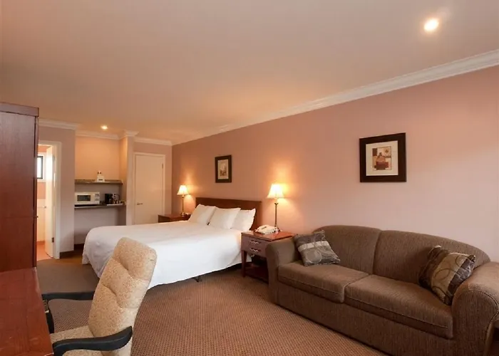 Travelodge By Wyndham Vancouver Lions Gate