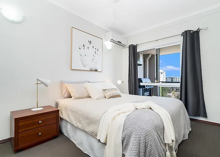 Huge Cbd Top Floor Apartment With Breath Taking Views!