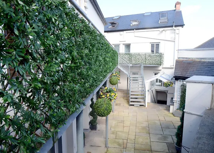 The Helm Apartments & Lodge B&B