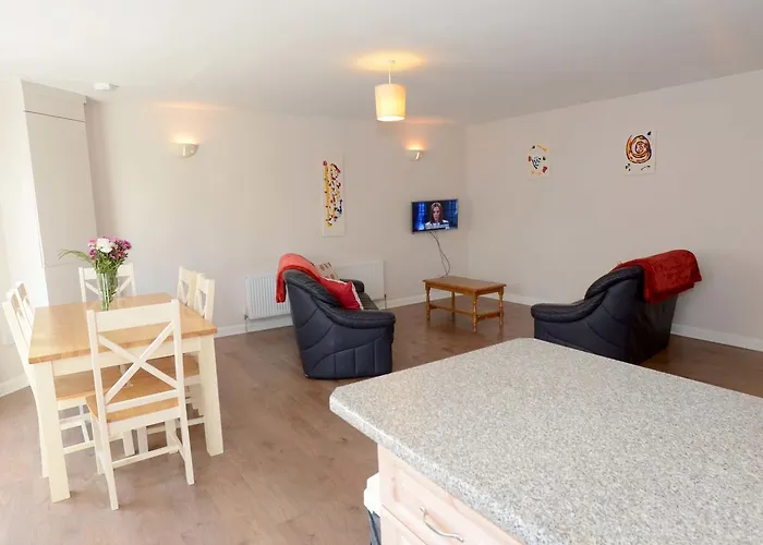 The Helm Apartments & Lodge B&B