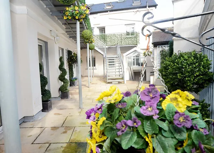 The Helm Apartments & Lodge B&B