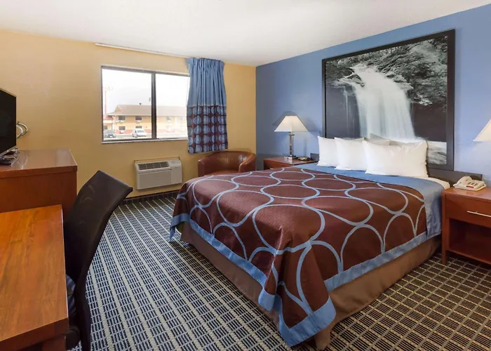 Super 8 By Wyndham Janesville
