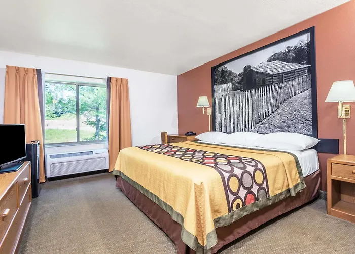 Super 8 By Wyndham Louisa