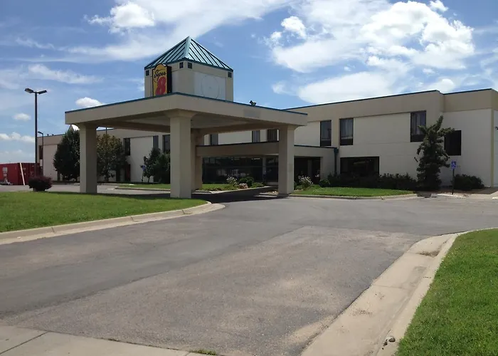 Super 8 By Wyndham Wichita South