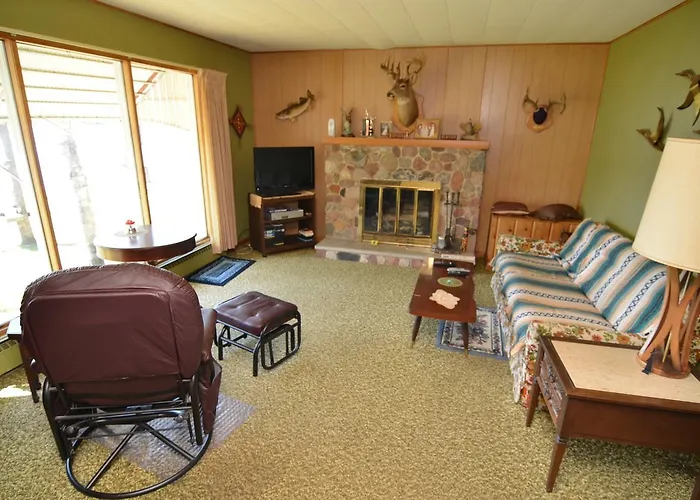 Lakeside Bills Bay Cabin