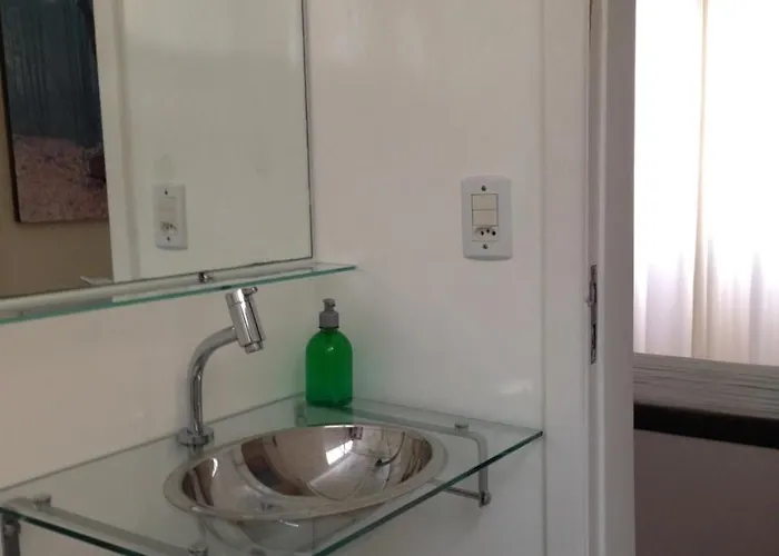 Suítes e Quartos na Avenida Carlos Gomes não tem garagem