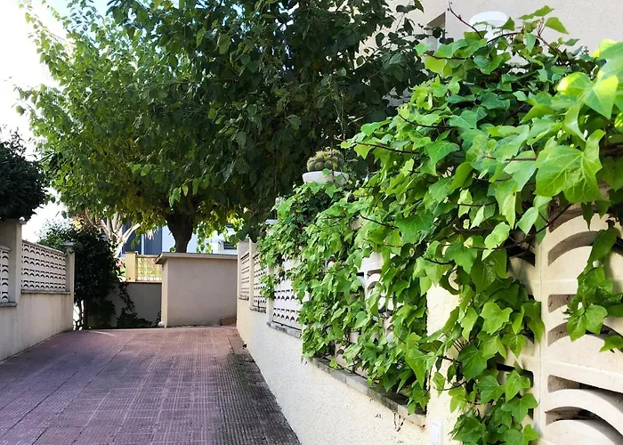 New Stunning Seaview Apartment With Lovely Balcony