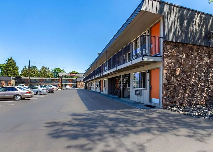 Econo Lodge Inn & Suites West Portland/Hillsboro