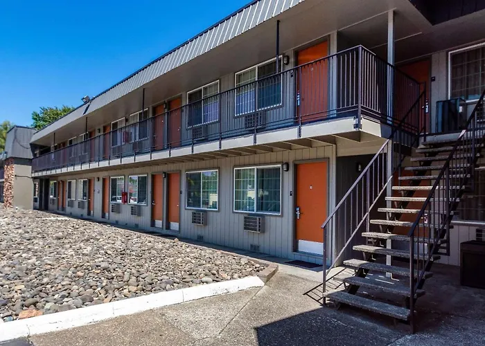 Econo Lodge Inn & Suites West Portland/Hillsboro