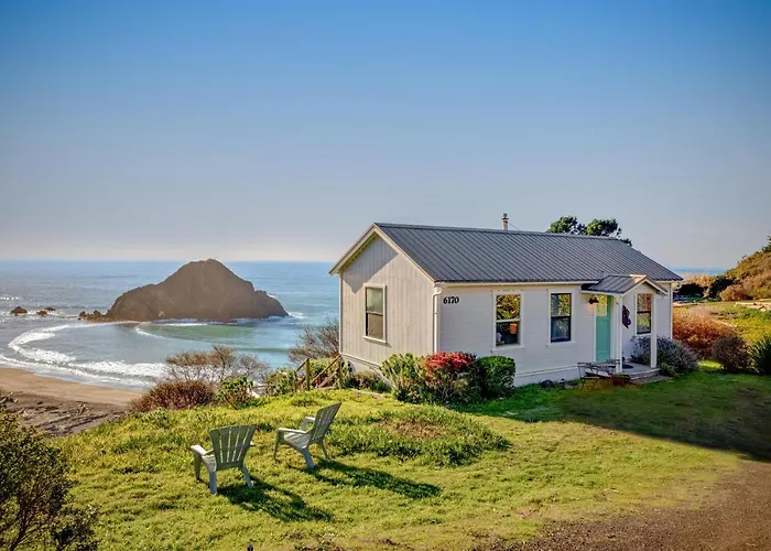 Oceanfront Elk Home Steps To Beach & Pet-Friendly