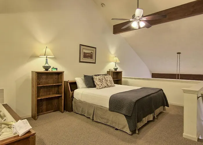 209 Pointes North Inn