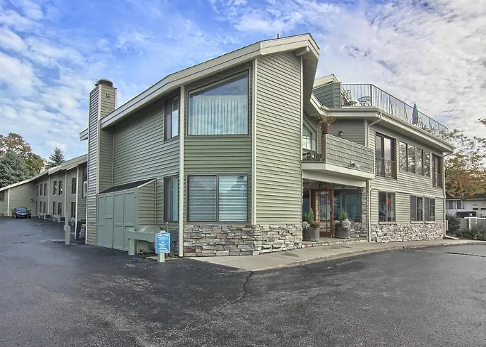 210 Pointes North Inn