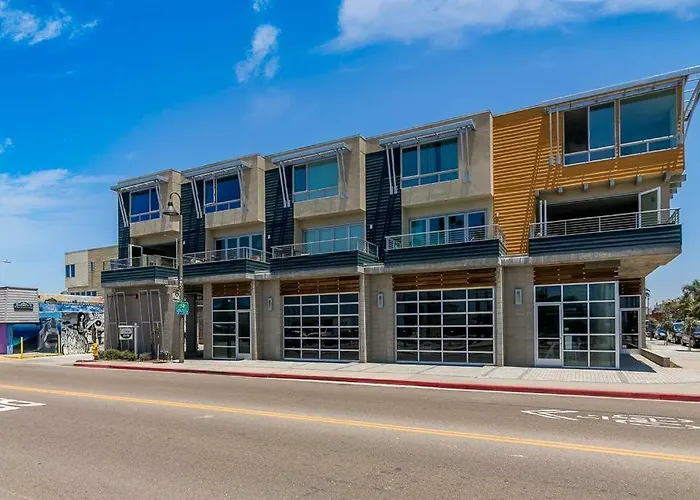 Ocean View 3 Bedrooms Condo, Just Steps From The Park, Pier & Water!