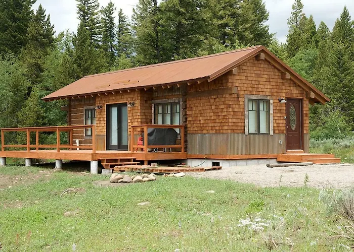 True Grit Rustic Retreat: Pet-Friendly Adventure Cabin
