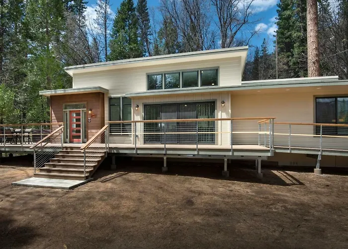 Spring Meadow Retreat At The Redwoods In Yosemite