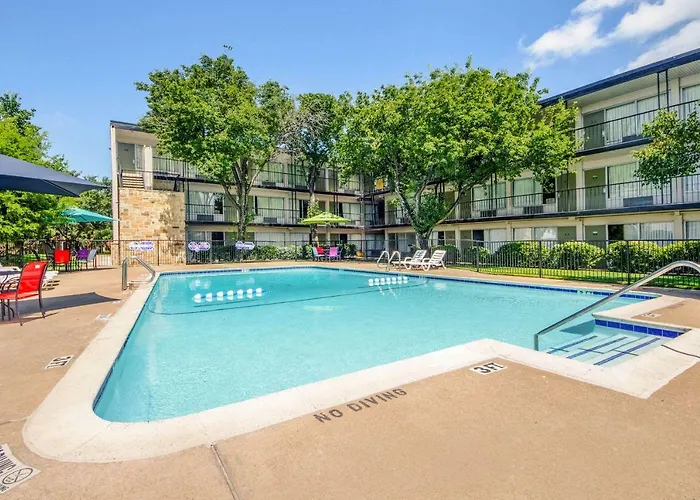 Econo Lodge Airport I-35 North