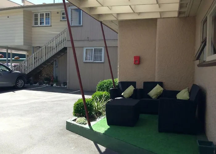 Lantern Court Motel