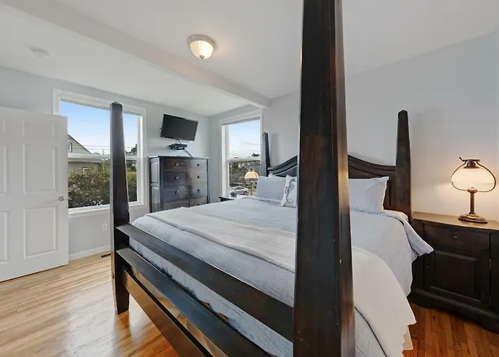 3 Bed 2 Bath Vacation Home In Newport