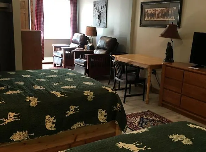 Warrensburg Inn & Suites - 6 Mi To Lake George