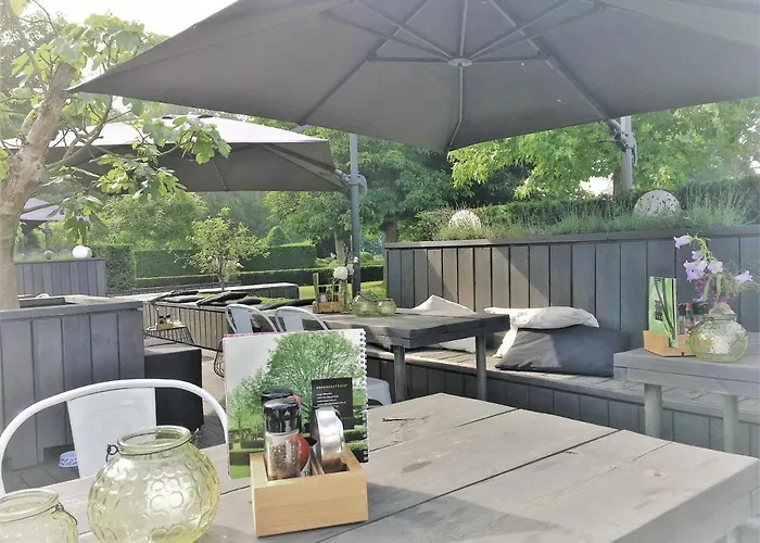 Cosy Floating Boatlodge, "Paris"