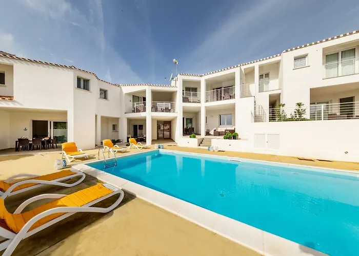 Caneis Apartments