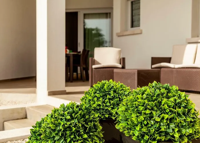 Caneis Apartments