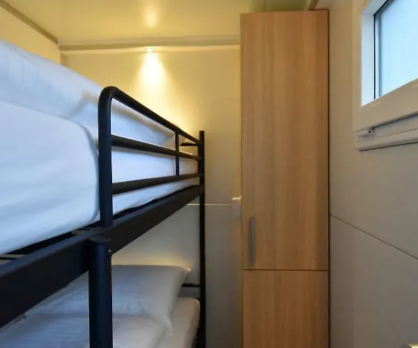 Cosy Floating Boatlodge, "Paris"