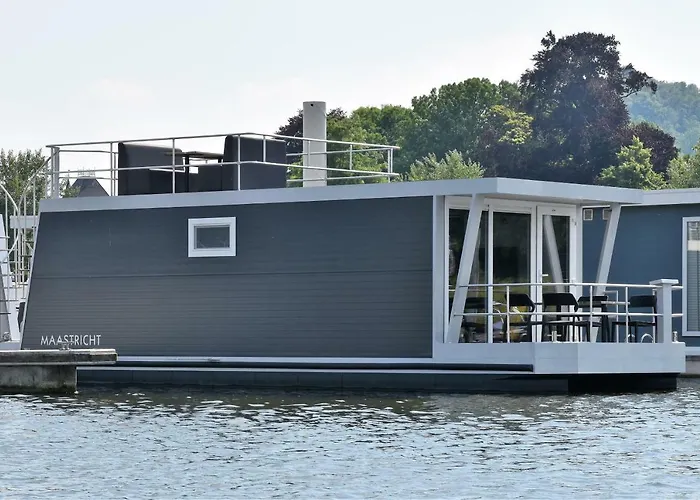 Cozy Floating Boatlodge "Maastricht".