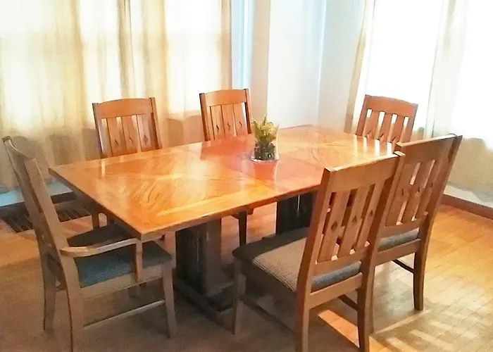 Comfortable 3 Bedroom Craftsman Bungalow In Milwaukee'S Bay View Neighborhood