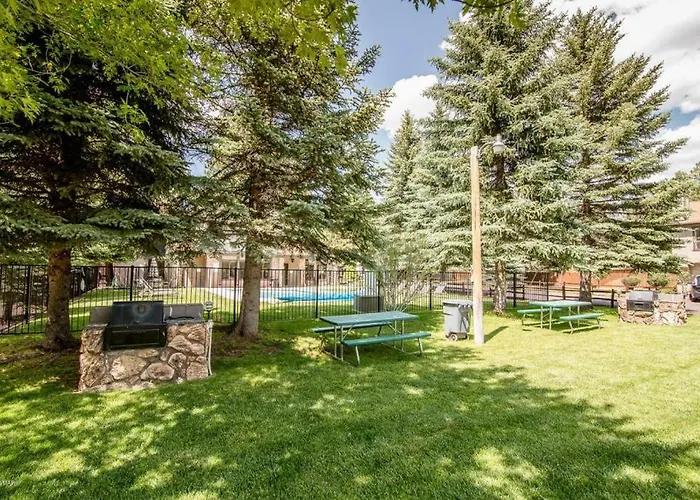 2Br Gated Escape With A Pool And Walk To Dining And Trails