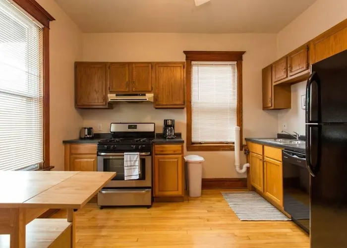 Wrigley Oasis! Steps From The Field! - 3Bd 1Ba