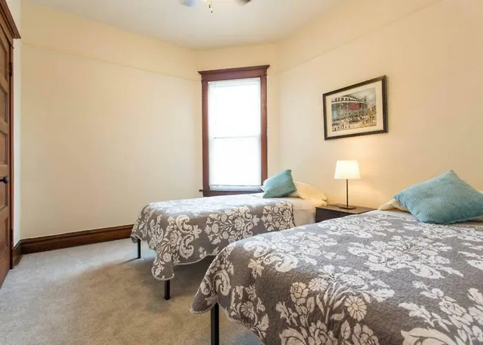 Wrigley Oasis! Steps From The Field! - 3Bd 1Ba