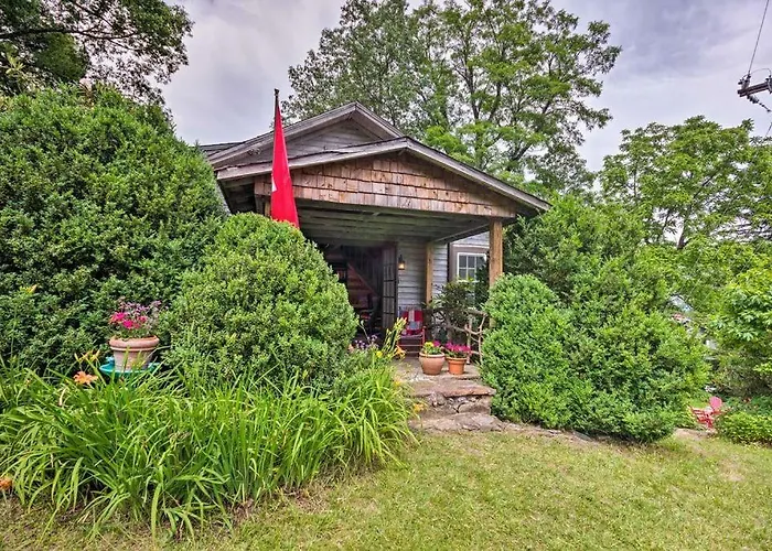 Historic Cabin With Fire Pit, Walk To Village