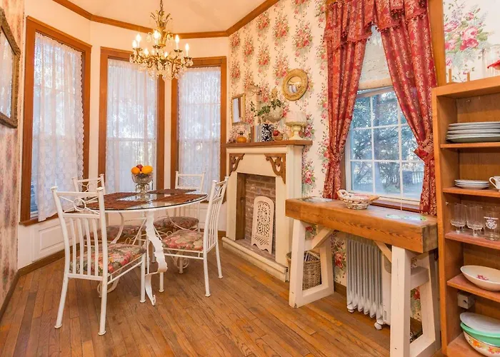 The Victorian Cottage At Creekside Camp & Cabins