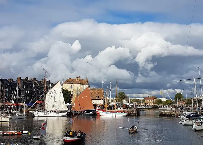 La Fleur D Honfleur Avec Son Parking