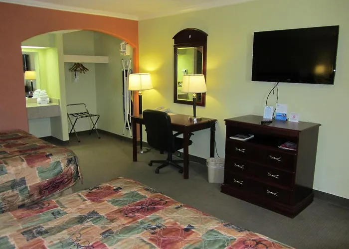 Days Inn By Wyndham Plainview