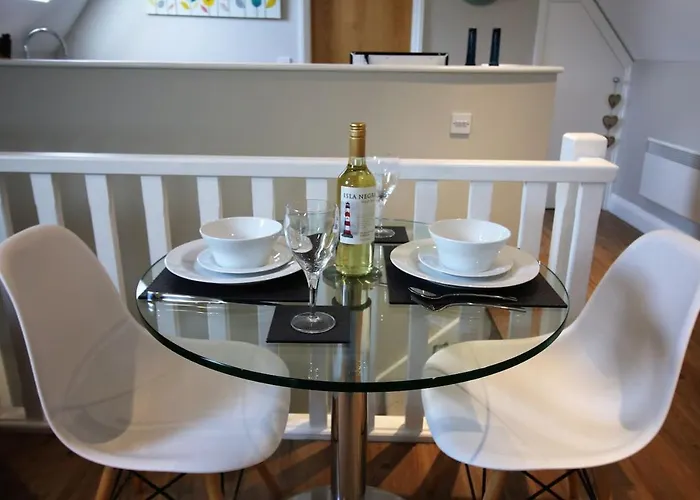 Little Wisteria - Countryside Views, Parking And Superking Bed