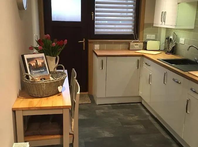 Kennedy Terrace; Modern 2 Bedroom House, Central