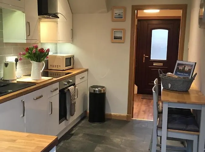 Kennedy Terrace; Modern 2 Bedroom House, Central