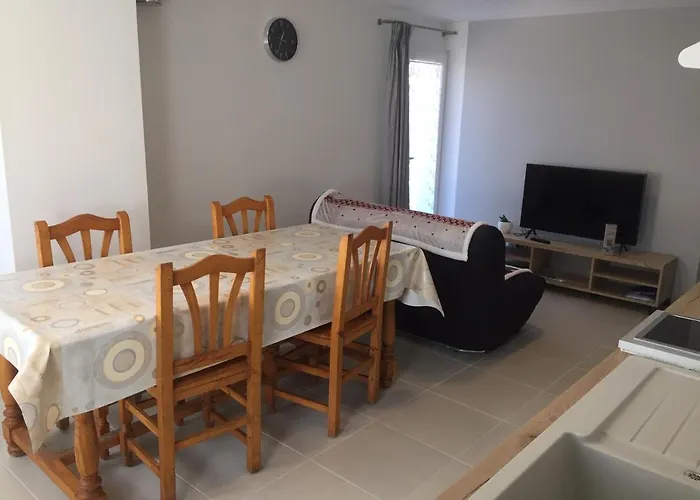 Le Belier Climatise 2Nd Etage Avec Balcon Au Centre Ville D'Embrun