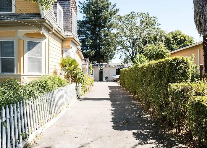 West End Neighborhood Cottage