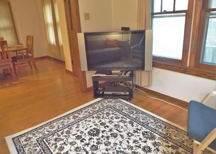 Comfortable 3 Bedroom Craftsman Bungalow In Milwaukee'S Bay View Neighborhood